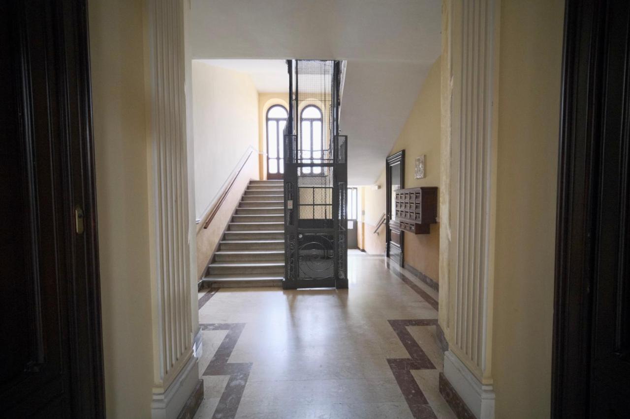 Appartamento Moderno ❴ 300 Mt. Da Porta Nuova ❵ Turin Bagian luar foto